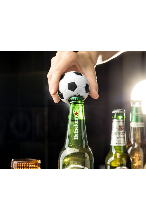 Piłkarsko-dźwiękowy otwieracz do butelek